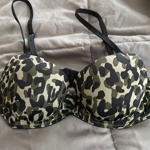 Last Chance‼️PINK Victoria’s Secret bra, size 32B, camo